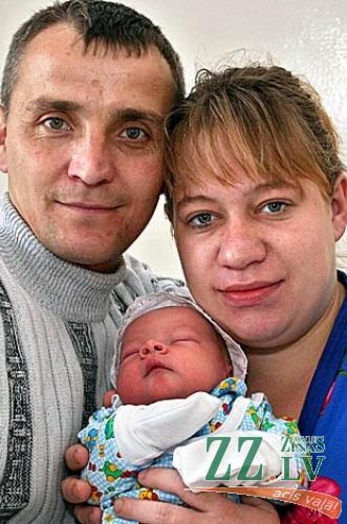 Kristīne un Andrejs Grīnvaldi ar mazo Matīsu.
Autors: Agris Samcovs.