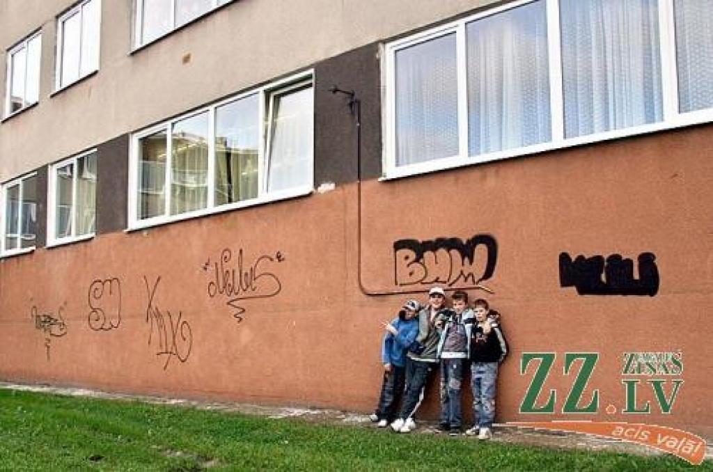 Skolnieki pozē pie vandaļu sastrādātajiem ķēpājumiem.
Autors: Inga Karlinska.