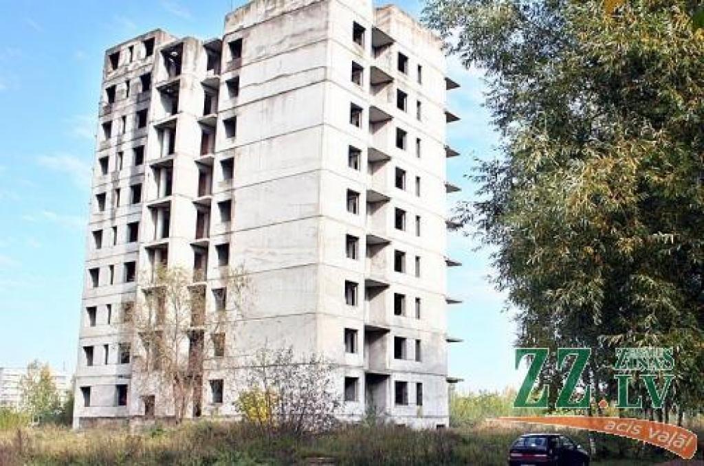 Nepabeigtajai desmit stāvu ēkai rekonstrukcijas gaitā varētu piebūvēt vēl divus stāvus. Savukārt tās apkaimē varētu uzbūvēt vēl vairākas daudzstāvu mājas.
Autors: Agris Samcovs.