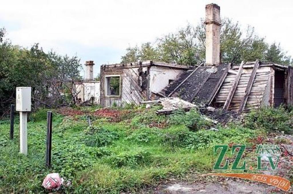 Pusnojauktas mājas ir droša pulcēšanās vieta bezpajumtniekiem vai ikdienas pudeles brāļiem. Tas sagādā raizes tuvējās apkaimes iedzīvotājiem, jo viņu mājokļi regulāri tiek apzagti. Jelgavnieki jautā, cik ilgi vietējā vara pieļaus tādu nesaimnieciskumu un pamestību teju pilsētas centrā.
Autors: Agris Samcovs.