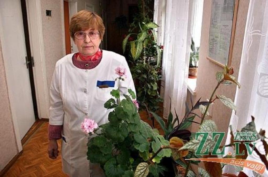«Ģintermuižas» 8.nodaļas virsmāsa Rasma Derkusova uzskata, ka bagātīgā telpaugu kolekcija ir viens no vides elementiem, kas palīdz pacientiem atveseļoties.
Autors: Agris Samcovs.