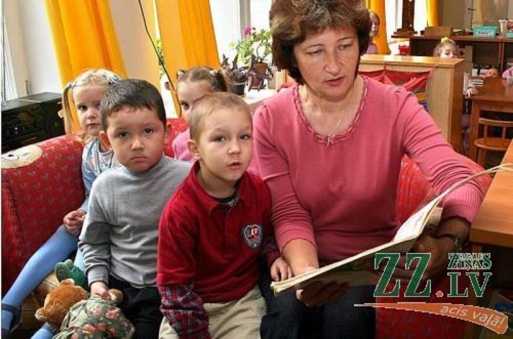 Branku pirmsskolas izglītības iestādes «Bitīte» pedagoģe Baiba Lekse un daži no viņas audzēkņiem.
Autors: Agris Samcovs.