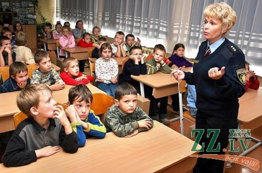 Jelgavas 2.pamatskolas pirmklasnieku interese par inspektores Jeļenas Visockas stāstīto ir ļoti liela.
Autors: Agris Samcovs.