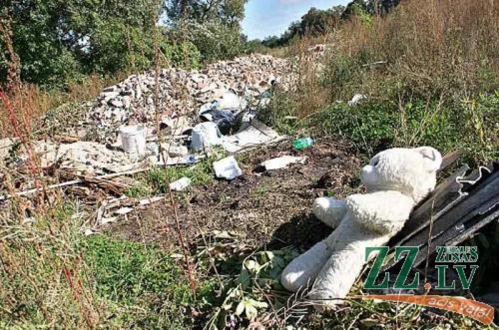 Lai gan Dzirnavu ielā 5a vides speciālisti teritoriju atļāva paaugstināt tikai ar 15 kravām būvgružu, pēdējo nedēļu laikā šajā vietā aizvien biežāk parādās arī dažādi sadzīves atkritumi. Līdzās lielam rotaļu lācim tur ieraugāmas celtniecības putu pudeles, stikla lauskas un krāsu bundžas.
Autors: Agris Samcovs.