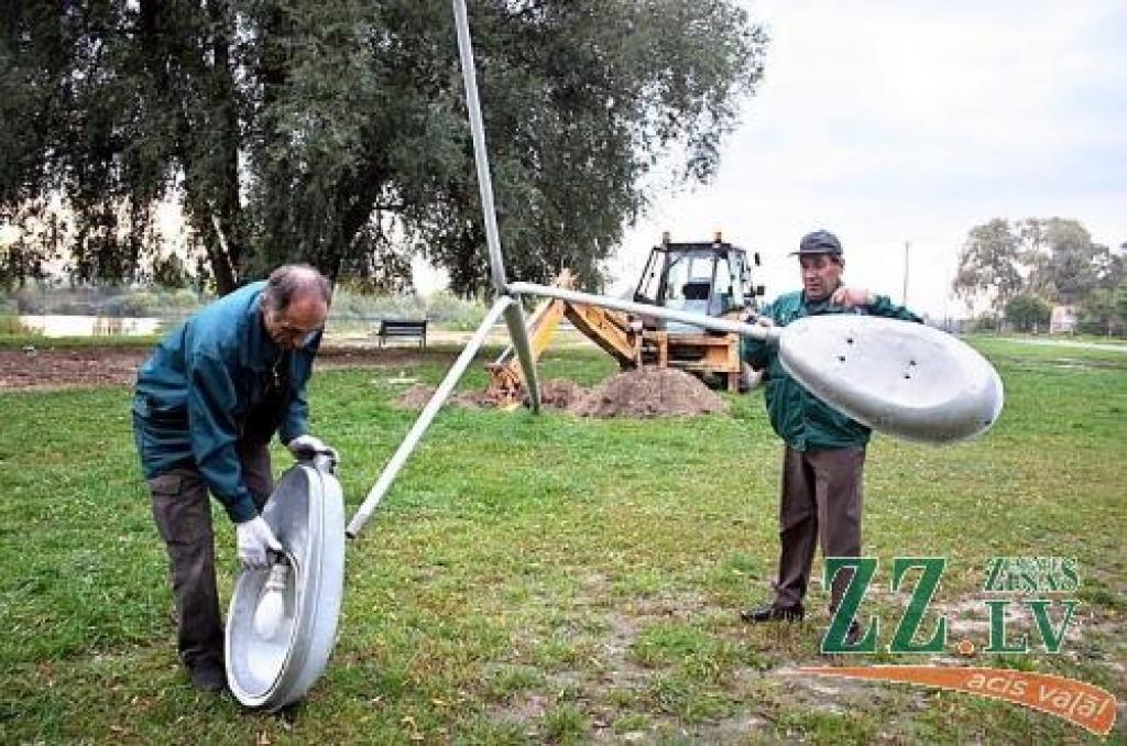 Šajā nedēļā no Pasta salas nozudusi atpūtas vieta, ko bija ierīkojis uzņēmums «Slokas celtnieks». Pagaidām nav skaidrs, kas nākotnē tur varētu saimniekot.
Autors: Agris Samcovs.
