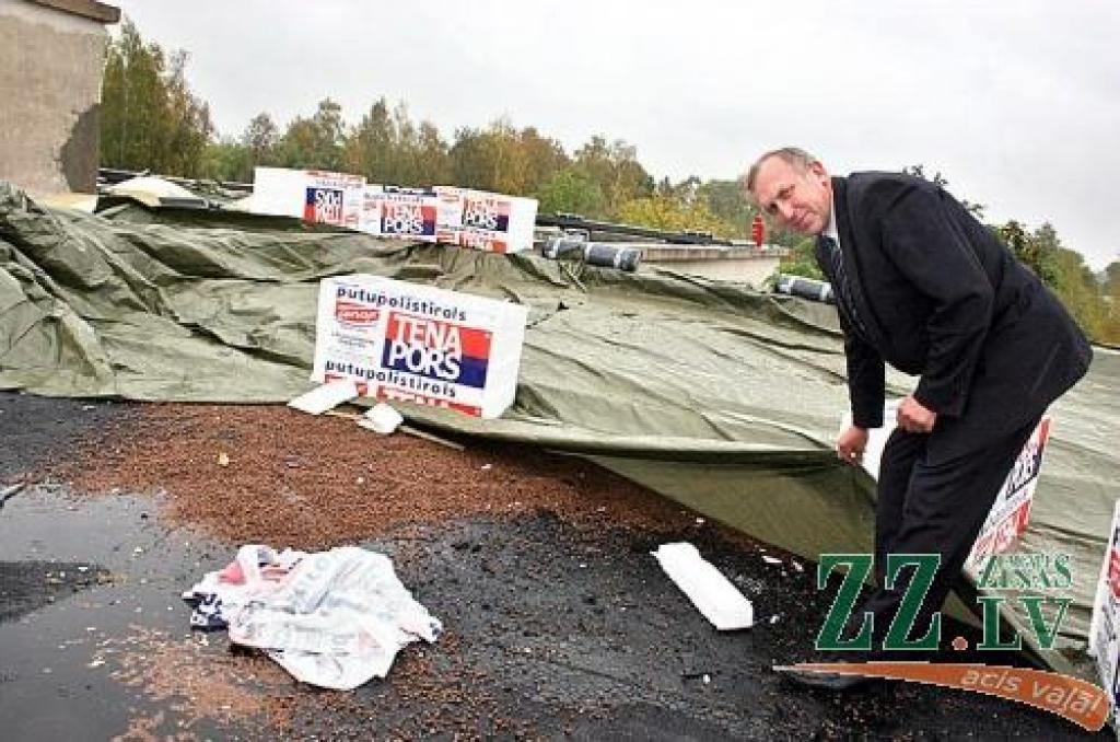 Šķibes pamatskolas ēkā sākusies vērienīga jumta renovācija, kura pašvaldībai izmaksās teju 320 tūkstošus latu, stāsta izglītības iestādes direktora vietnieks saimnieciskajā darbā Pēteris Limanāns.
Autors: Agris Samcovs.