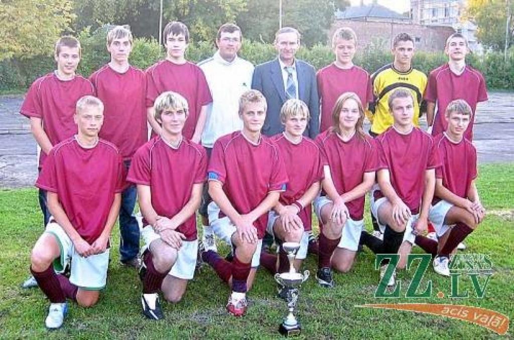 No FK «Viola» arhīva.
Autors: FK «Viola» vecākās grupas jaunieši ar «Ādas bumbas» turnīros gūtajām balvām: (no kreisās) – pirmajā 