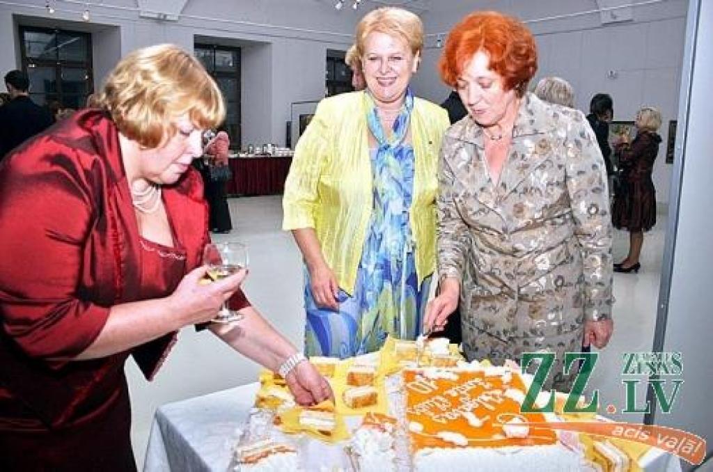 Desmit gadu jubilejas torti dala līdzšinējās Zontu prezidentes (no kreisās) Edīte Bišere, Baiba Rivža un Anita Stankus.
Autors: Agris Samcovs.