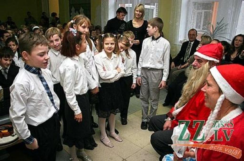 Salatētis un rūķu dāma klausās bērnu skaitītos dzejolīšus.
Autors: Agris Samcovs.