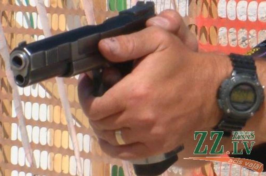 Dažiem apsargiem šķiet, ka dzeršana un šaujamais ir savienojami jēdzieni...
Autors: No «Ziņu» arhīva.