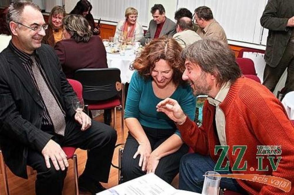 Arhitektu simpozija «Pagātnes mantojums rītdienas skatījumā» uzvarētāji no SIA «ADZ birojs» – Aivars Zavadskis (no labās), Daina Zavadska (vidū) - uzklausa Jelgavas galvenā arhitekta Ulda Seržāna (no kreisās) vērtējumu. Uzvarētāju komandā bija arī Sandra Smildziņa, taču viņa apbalvošanā nepiedalījās, jo bija aizņemta ar sava diplomdarba izstrādāšanu.
Autors: Agris Samcovs.