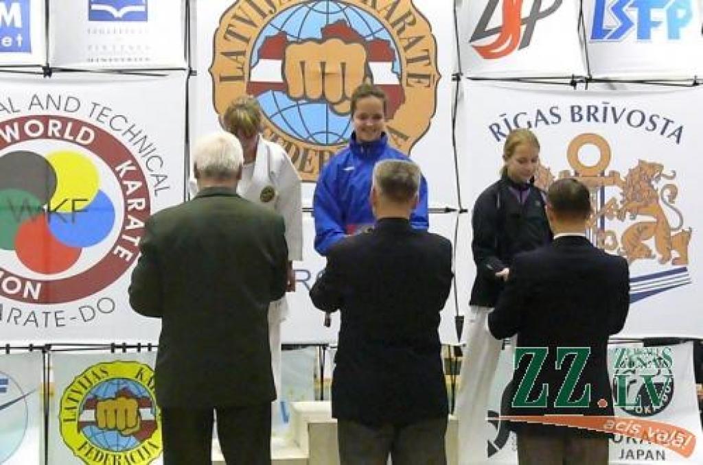 Uz goda pjedestāla 12 – 15 gadu grupas konkurencē katā divas jelgavnieces – Viktorija Rezajeva (no labās) un Elīna Baranovska, kas pirmoreiz tikusi čempiones godā.
Autors: No kluba «Milons» arhīva.