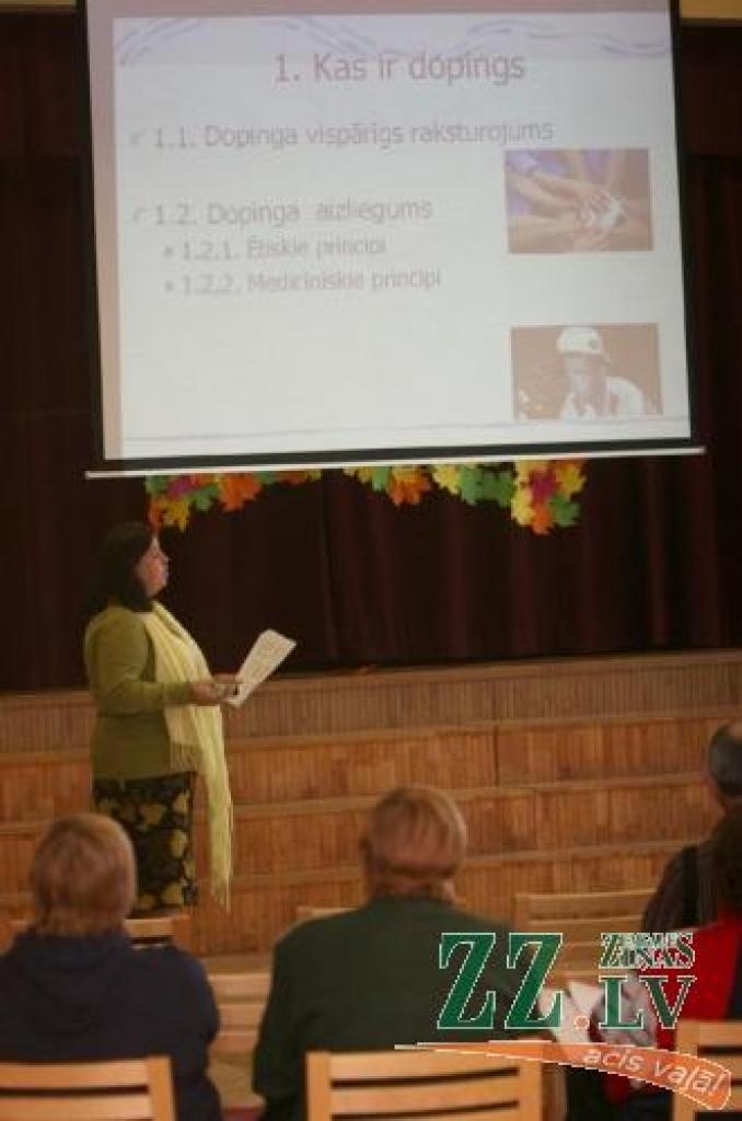 Sporta stundu programmā ietilpst arī antidopinga izglītība, par kuras jaunākajiem aspektiem seminārā runāja Zemgales sporta skolotāji.
Autors: Agris Samcovs.