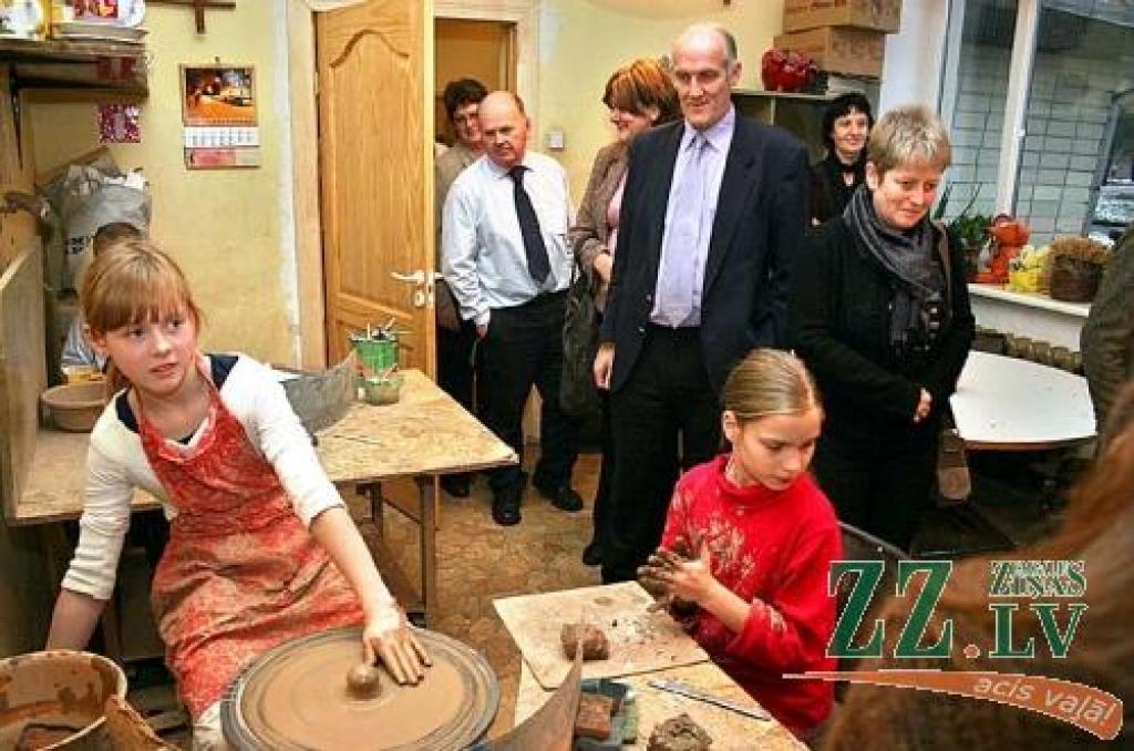 «Tas, kas notiek «Jundā», ir apbrīnojami,» bērnu aizrautību novērtēja Lindhērstas sākumskolas direktore Anna Lorensone (no labās). Par redzēto atzinīgi izteicās arī pārējie britu viesi.
Autors: Agris Samcovs.