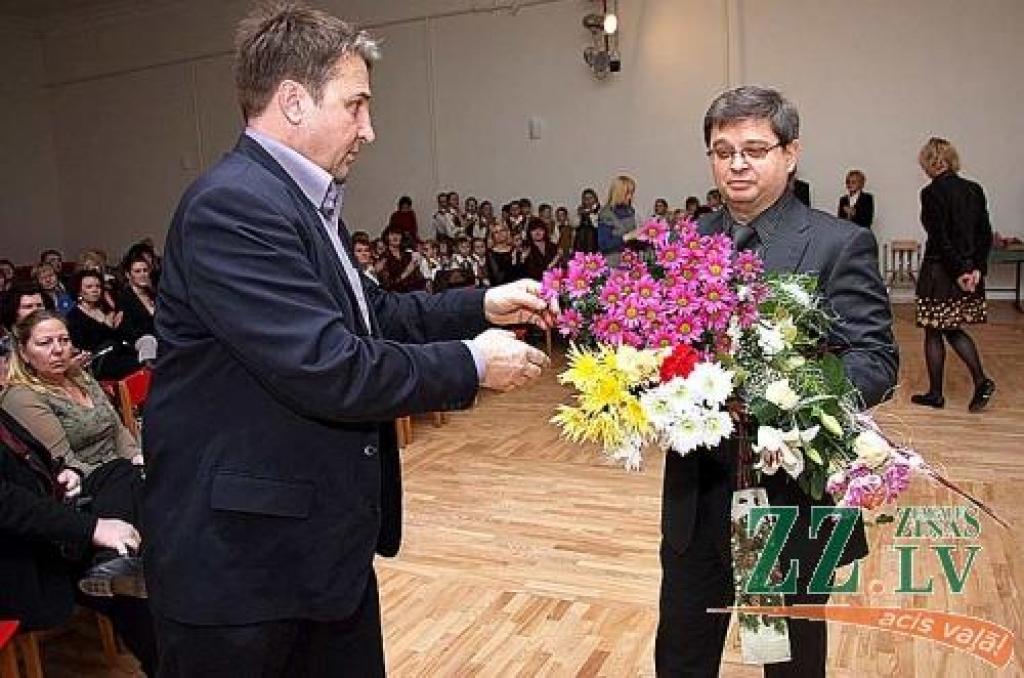 Jelgavas rajona Padomes augstāko apbalvojumu – atzinības rakstu, kā arī ziedus, atzīmējot 15 gadu sadarbības jubileju saņēma Norčēpingas kristīgās organizācijas vadītājs Jans Sjēgrens (pa labi).
Autors: Krišjānis Grantiņš.