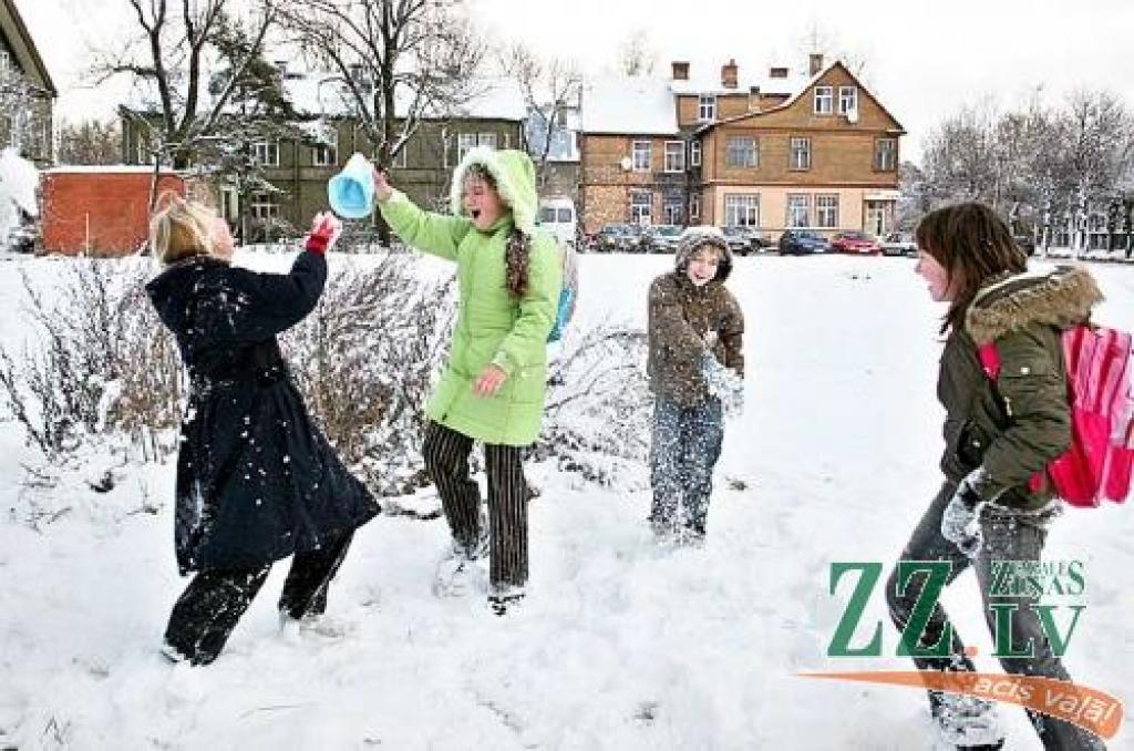 Ar cepuri vai bez tās, pasvaidīt sniegu ir kolosāli!
Autors: Agris Samcovs.