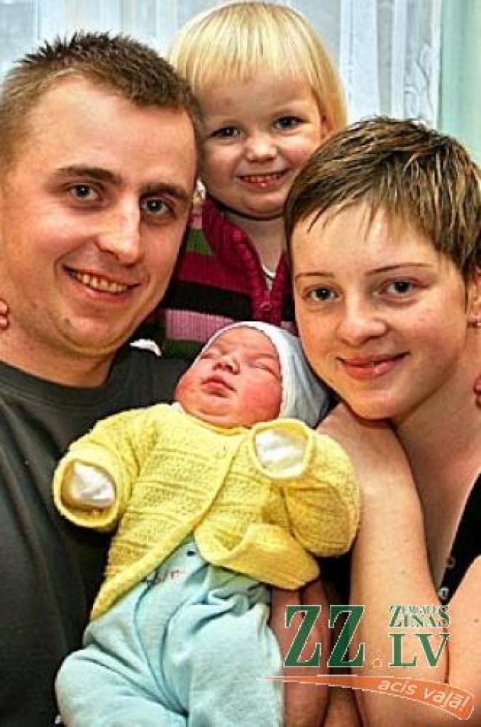 Butnāru ģimene no Zaļeniekiem: Olga un Armands kopā ar bērniem - trīsgadīgo Felicitu un jaundzimušo Aleksi.
Autors: Agris Samcovs.