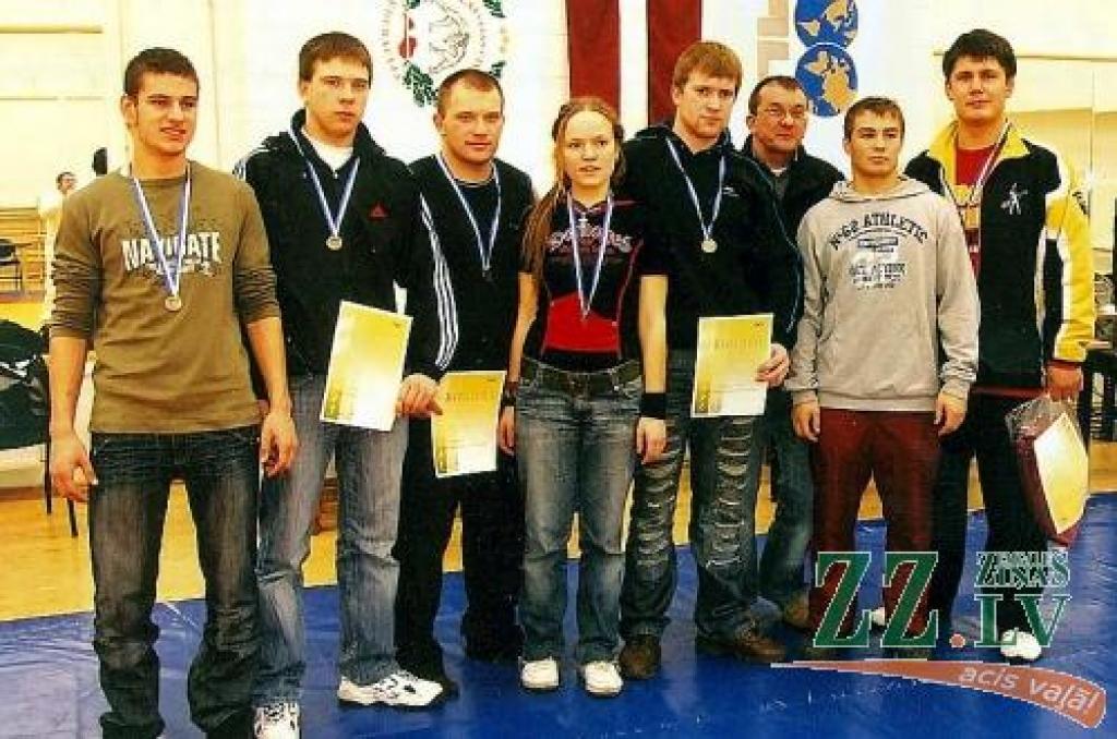 Rīgas kausa izcīņas godalgas nopelnīja vairāki mūspuses cīkstoņi. No kreisās – Jānis Indrikovs, Valērijs Koteļeņecs, Aleksijs Koteļeņecs, Agnese Šēfere, Vladimirs Koteļeņecs, treneris Aivars Naglis, Andrejs Vasiļjevs un Ilvars Grēns.
Autors: Boļeslavs Matusevičs.