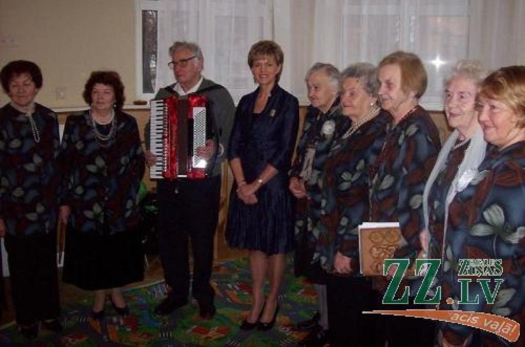 Eiroparlamenta deputāte Inese Vaidere ne tikai parunājās ar pensionētajiem pedagogiem, bet arī kopā ar viņiem uzdziedāja.
Autors: Gaitis Grūtups.