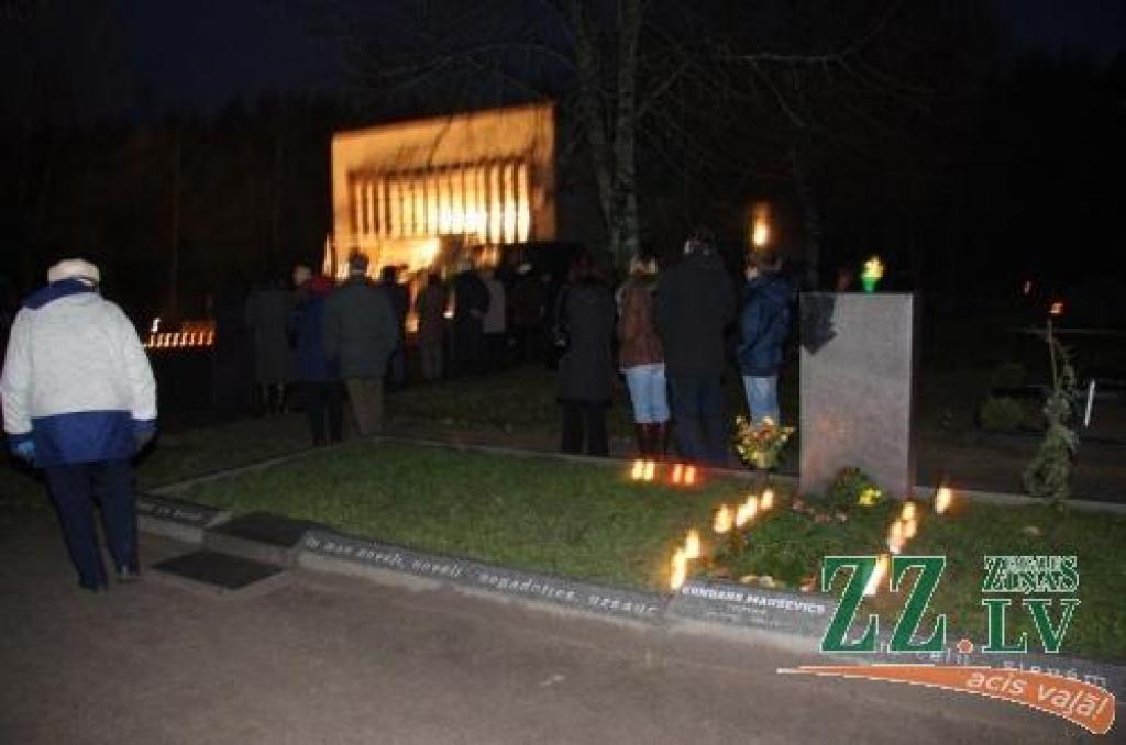 Baložu kapi, traģiski bojāgājušā mūziķa Gundara Mauševica jeb Mumiņa kapavieta.
Autors: Krišjānis Grantiņš.
