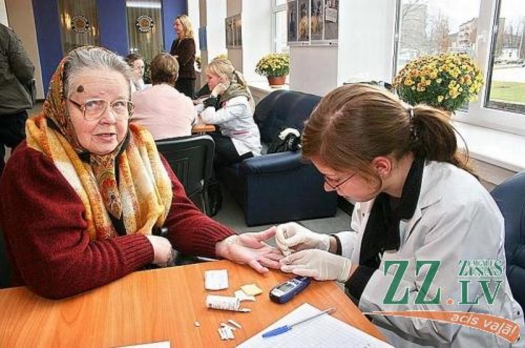 Latvijas Universitātes Medicīnas fakultātes ārstniecības studiju profila 2.kursa studente Rita Smolova nosaka glikozes līmeni.
Autors: Agris Samcovs.