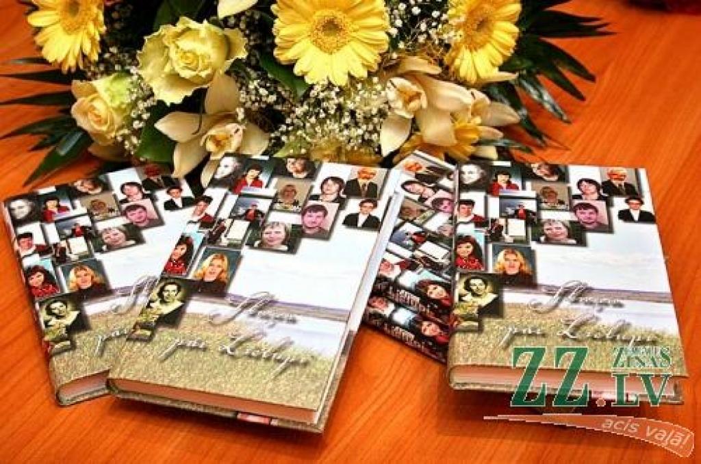 Jelgavas pirmais literārais almanahs «Skaņa pār Lielupi».
Autors: Agris Samcovs.