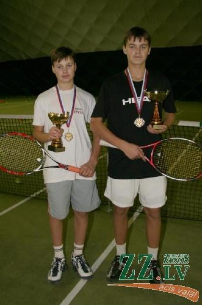 Mārtiņa un Jāņa Podžu līdz šim vērtīgākās trofejas – Kremļa kauss U-14 grupas dubultspēlēs.
Autors: Inga Karlinska.