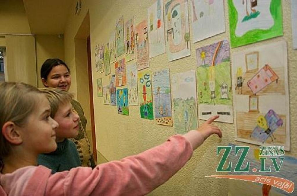 1. – 4.klašu skolēni piedalījās zīmējumu un komiksu konkurss «Iepazīsimies ar ekonomisko spuldzīti», izstāde bija aplūkojama noslēguma pasākumā. Savā vecuma grupā uzvaru guva 4.pamatskolas 4.b klases skolniece Darja Zaharova (aizmugurē). Zīmējumus apskata arī Anna Petrova un Igors Pūris.
Autors: Agris Samcovs.