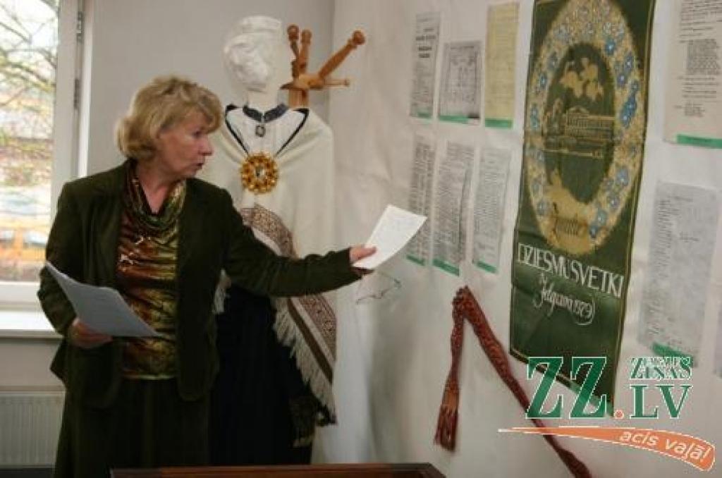 «Parasti dziesmu un deju svētki bija veltīti kādam valstiski svarīgam notikumam, un bieži tiem ir devīze, piemēram, «Par tautu draudzību»,» atklājot izstādi Jelgavas Zonālajā arhīvā, klāsta Velga Pauziniuka.
Autors: Agris Samcovs.