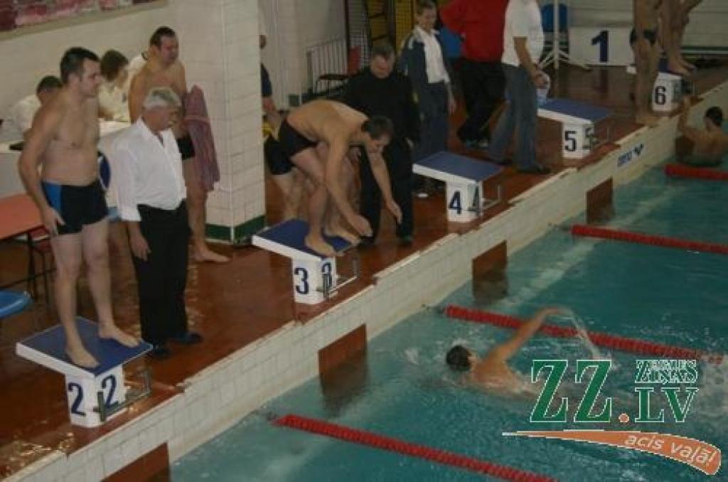 Izcīnītā ceturtā vieta peldēšanā, iespējams, ļaus Jelgavas ugunsdzēsējiem ierindoties arī augstākā vietā Valsts ugunsdzēsības un glābšanas dienesta spartakiādes kopvērtējumā.
Autors: Inga Karlinska.