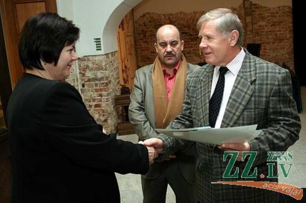 Ukrainas Kultūras un tūrisma ministrijas vadītājs Valentīns Dudka (pirmais no labās), viesojoties Jelgavā, pateicās par veiksmīgu līdzšinējo sadarbību Ģ.Eliasa Jelgavas vēstures un mākslas muzeja direktores vietniecei Marijai Kauperei. Vidū - Latvijas Ukraiņu biedrības apvienības priekšsēdētājs Vladimirs Lugovskis.
Autors: Agris Samcovs.