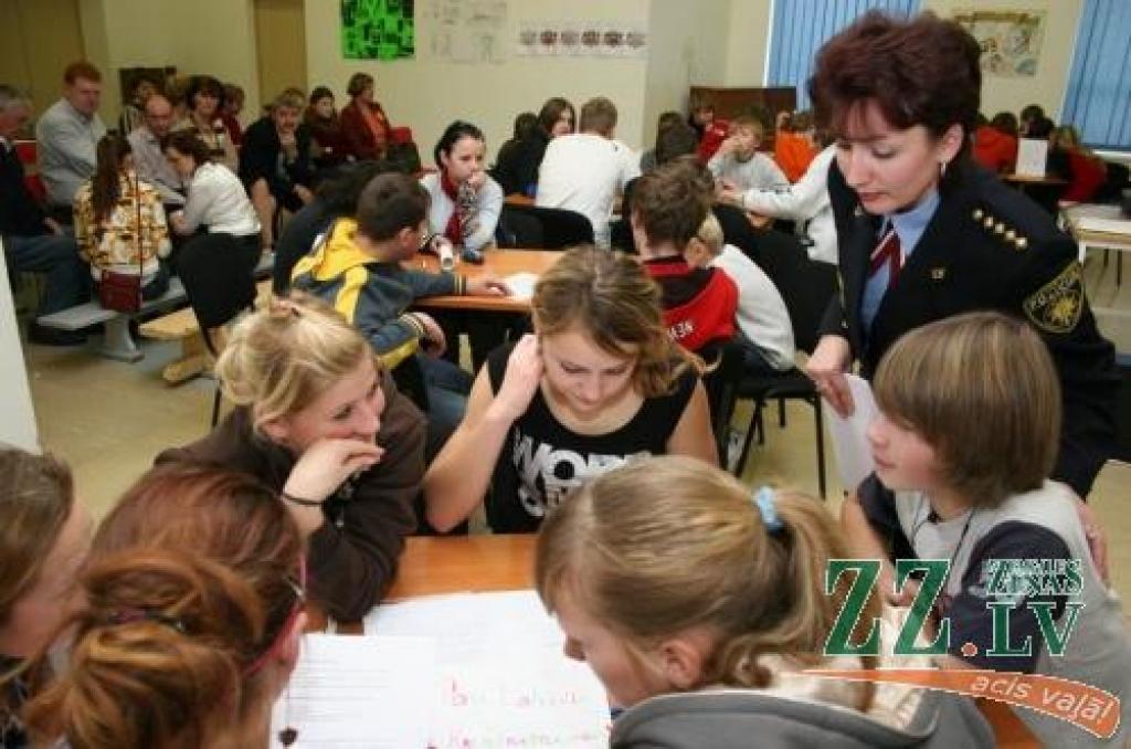 JPRPP Kārtības policijas biroja 2.nodaļas vecākā inspektore Tatjana Flandere vēro, kā ar atbilžu meklēšanu sokas Zaļenieku pamatskolas 9.klases skolēniem.
Autors: Agris Samcovs.