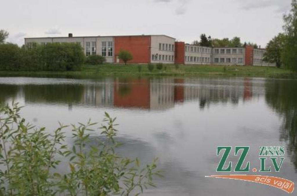 Platones pamatskolā sestdien pulcēsies neatkarīgās Latvijas paaudze, lai atskatītos uz 20 gadiem, kopš durvis vērusi vecās skolas piebūve.
Autors: Agris Samcovs.