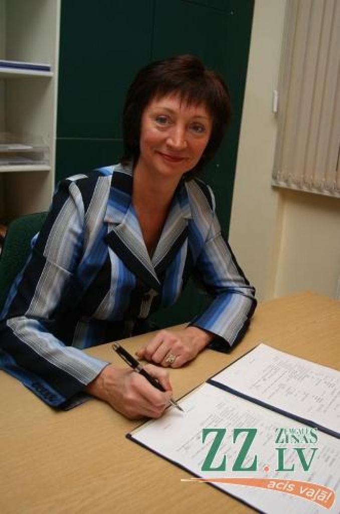Jelgavas pilsētas Dzimtsarakstu nodaļas vadītāja Aina Rokjāne ar Tieslietu ministrijas pasniegto apbalvojumu - «Sudraba spalvu».
Autors: Inga Karlinska.
