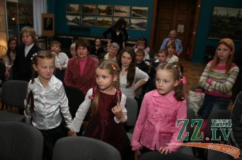 Konkursa visjaunākā dalībniece, sešgadīgā Sabīne Pļaviņa (vidū) vienīgā no Nākotnes iekļuva labāko astotniekā un līdz ar to arī nākamajā kārtā. Attēlā viņa redzama kopā nākotniecēm Elīnu Smetaņinu (no kreisās) un Laimu Laini Pinkovsku.
Autors: Agris Samcovs.