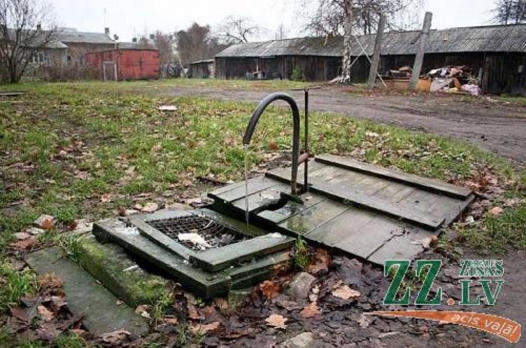 Kārļa ielas 14.mājas iedzīvotāja joprojām gaida, kad apsaimniekotājs parūpēsies, lai aukstajā laikā aka neaizsaltu.
Autors: Agris Samcovs.