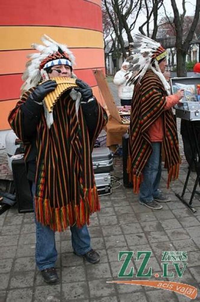 Edgars Guerreko un Karloss Iurado rudenīgi drēgnajā ikdienā nacionālajos tērpos, spalvām bagātās galvas rotās iepriecina garāmgājējus ar maigo un brīžam smeldzīgo Pāna flautu skanējumu.
Autors: Agris Samcovs.
