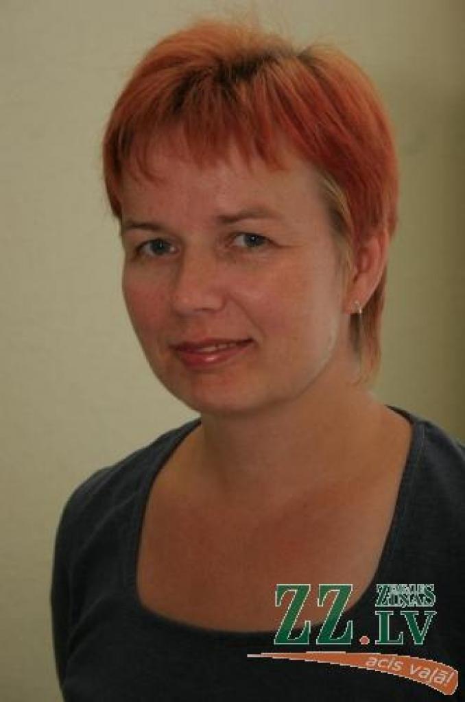 Par šovasar paveikto cīņā pret bakteriālajām iedegām Valsts augu aizsardzības dienesta Zemgales reģionālās nodaļas vadītāja Gunita Šķupele apbalvota ar Zemkopības ministrijas augstāko atzinību - medaļu «Par centību».
Autors: Agris Samcovs.