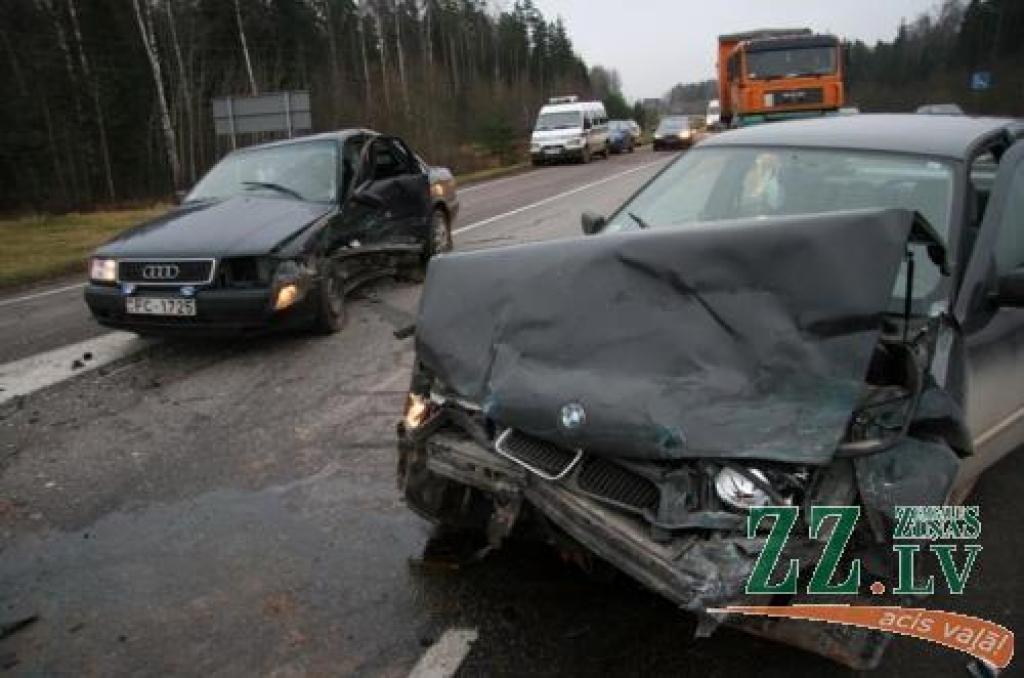 Pārgalvība krustojumā beidzas ar pāris kaudzēm lūžņu.
Autors: Inga Karlinska.