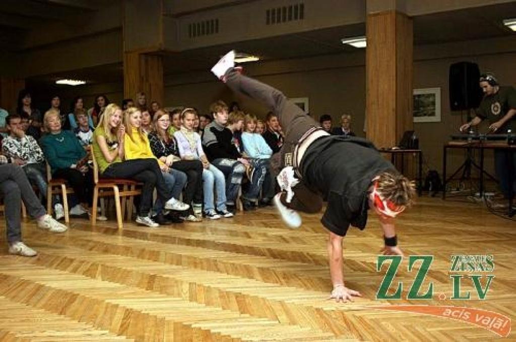 Priekšnesumu jauniešiem sniedz breika dejotāju grupa «Camelot Crew» dalībnieks Shaman.
Autors: Agris Samcovs.