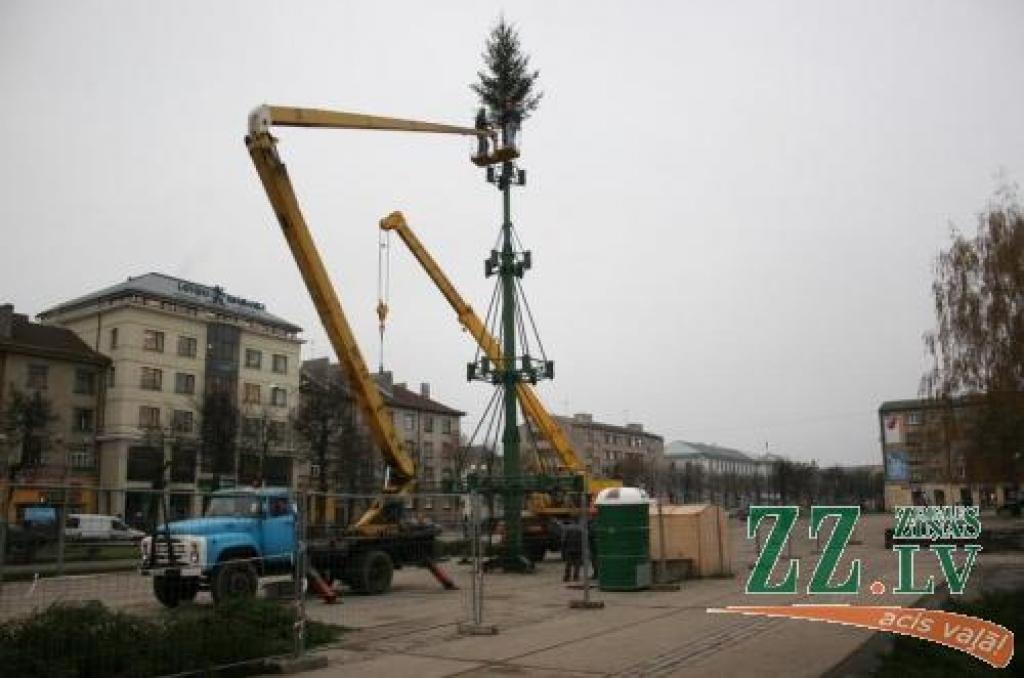 Paredzēts, ka egles uzstādīšanas darbus firma SIA «Novators» pabeigs līdz piektdienai.
Autors: Agris Samcovs.