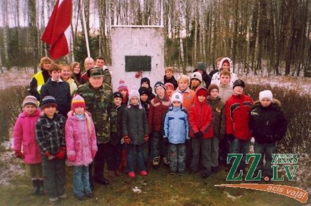 Aizupes pamatskolas skolēnu delegācija kopā ar 52.zemessardzes kājnieku bataljona veterānu rotas virsseržantu Ilgaru Puškevicu.
Autors: No Ilgara Puškevica personīgā arhīva.