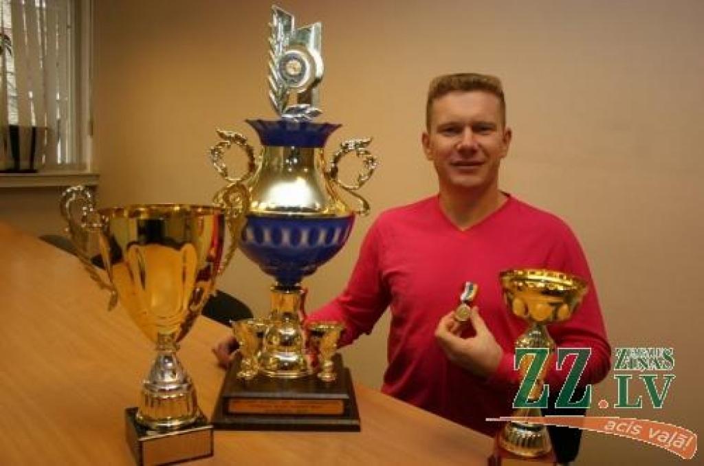 Uģis Gross no Stokholmas pārvedis Skandināvijas čempionāta galveno trofeju, sponsoru dāvāto ceļojošo kausu un vēl vienu – par ātrāko apļa laiku sacensību kopvērtējumā.
Autors: Agris Samcovs.