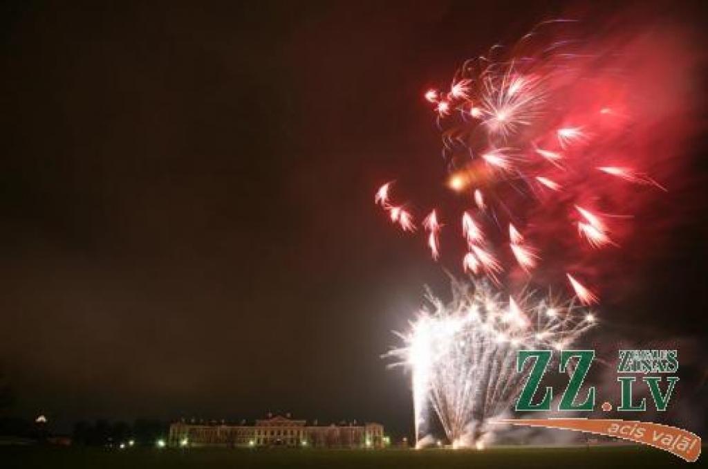 Kā valsts svētkiem pieklājas, no Lielupes pļavas debesīs tika šautas krāsaina salūta zalves.
Autors: Inga Karlinska.