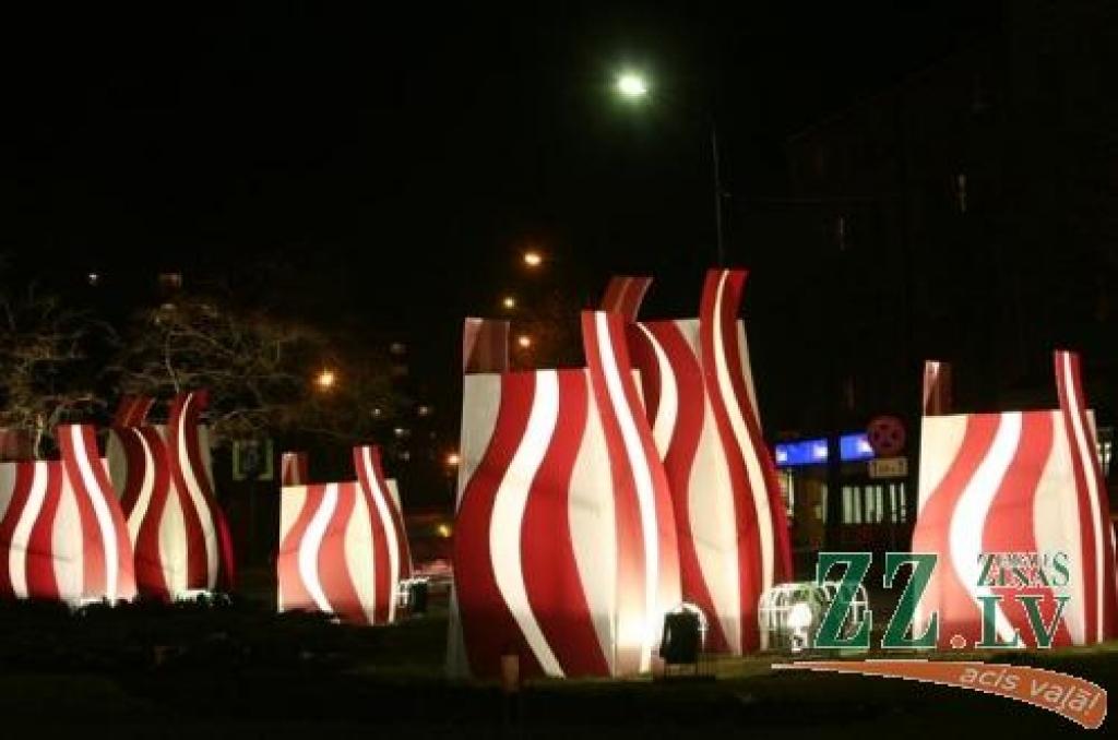 Valsts svētkiem veltītās dekorācijas Jelgavā, Lielajā ielā.
Autors: Agris Samcovs.
