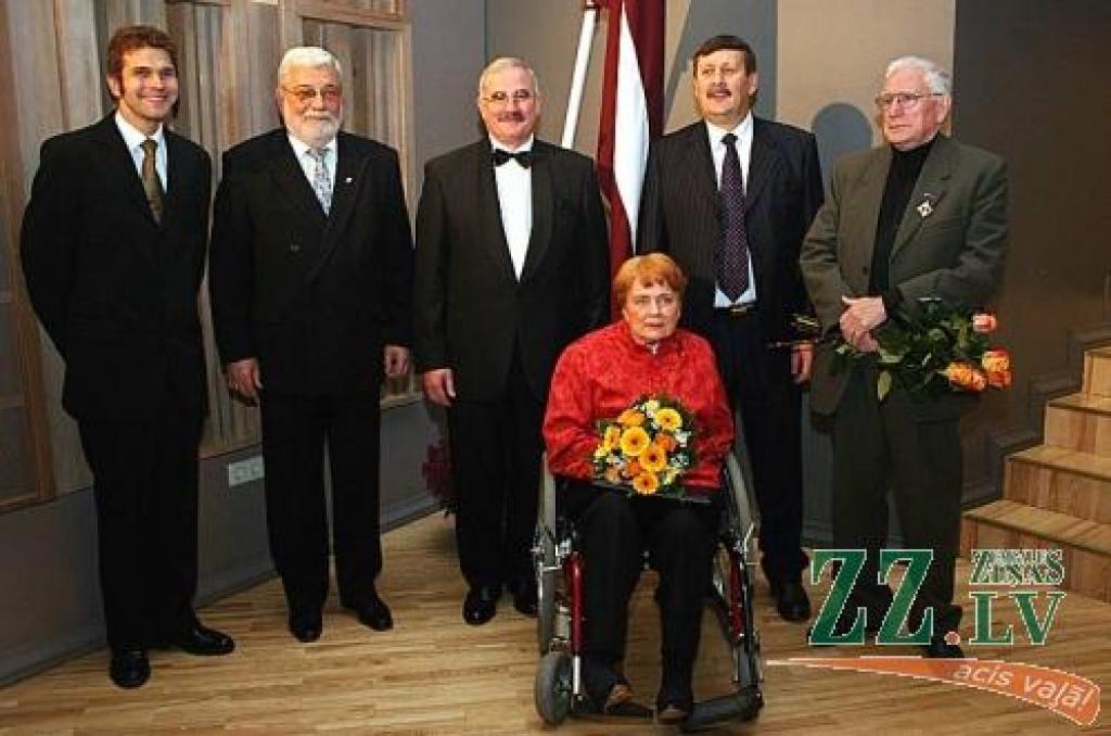 Pilsētas augstāko apbalvojumu laureāti kopā ar Jelgavas mēru Andri Rāviņu (klāt nav gleznotāja Mārča Stumbra).
Autors: Agris Samcovs.