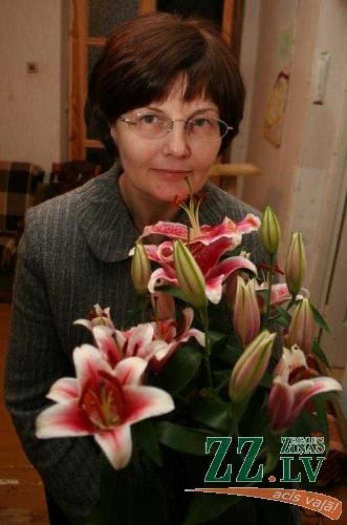 «Man šķita, ka ar bērniem varētu būt vislabākā saprašanās. Domāju – kaut arī mani pacienti vēl būs pavisam mazi un varbūt nevarēšu ar viņiem parunāties, tomēr saprasties varēšu, » savu kādreizējo izvēli par labu medicīnas māsas darbam pamato D.Bergmane.
Autors: Agris Samcovs.