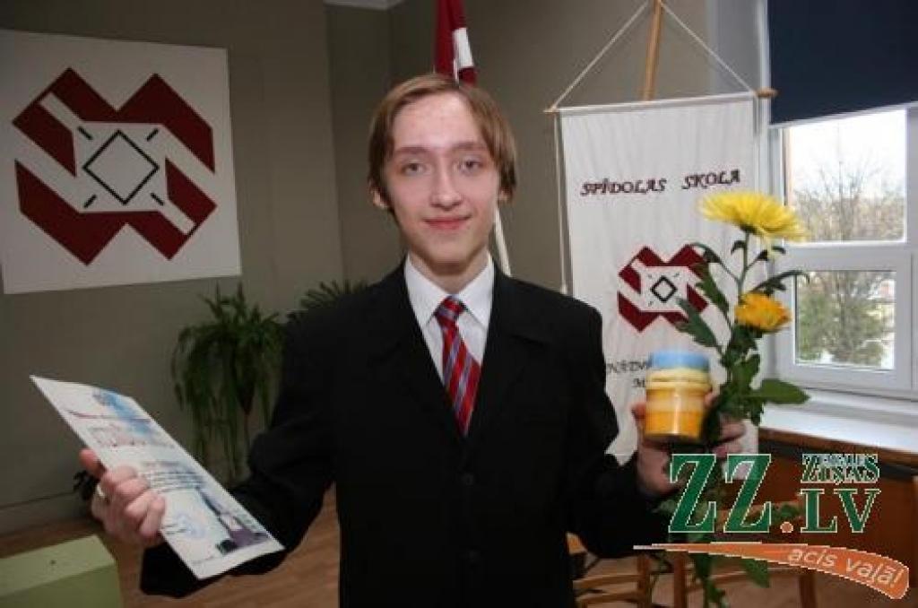 Spīdolas ģimnāzijas skolnieks Otto Tabuns par uzvaru konkursā uzzināja Latvijas Republikas proklamēšanas gadadienai veltītajā pasākumā. Puisis no skolas direktores Ilzes Vilkārses saņēma arī atzinības rakstu par aktivitāti skolēnu pašpārvaldē.
Autors: Agris Samcovs.