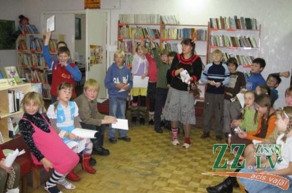 Uzlīmes bērniem dala bibliotekāru Pepija - Maija Zēberga.
Autors: Inga Lapiņa.