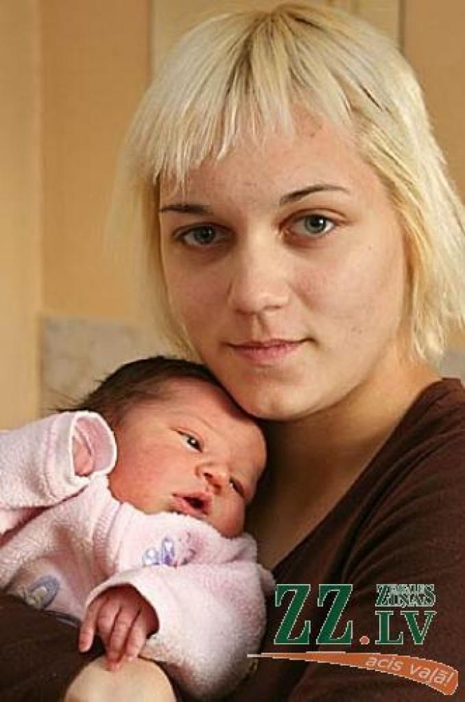 Santa Caunīte ar meitiņu Esteri Intu.
Autors: Agris Samcovs.